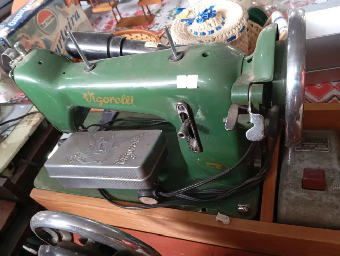 Máquina de Costura Vigorelli Antiga