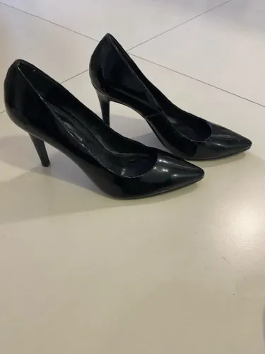 Scarpin preto acabamento em verniz - 37 - Corello