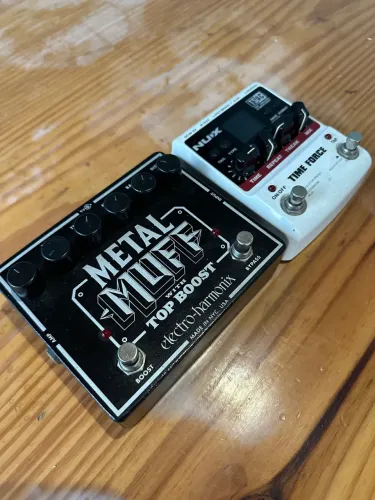 Pedais Electro-Harmonix Metal Muff e NUX Time Force