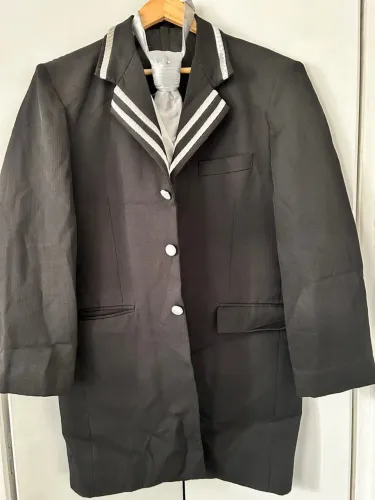 Blazer preto com detalhes brancos