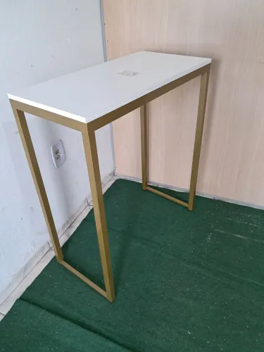 Mesa com estrutura dourada e tampo branco