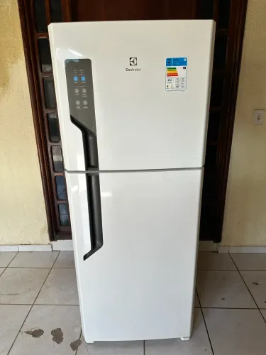 Vendo uma geladeira Eletrolux TF70 frost free 459 litros bastante conservada (Entrego)