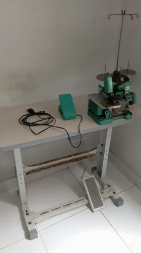Máquina overlok semi industrial + mesa .