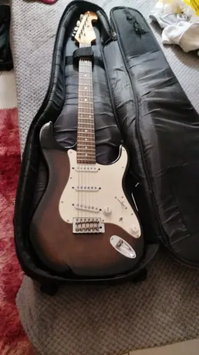 Vendo guitarra zero nenhuma arranhado nova
