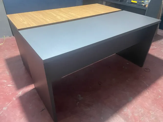 Mesa de escritório com gavetas