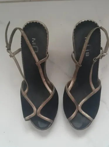 Sandálias Femininas Usadas - Elegância em Preto e Dourado