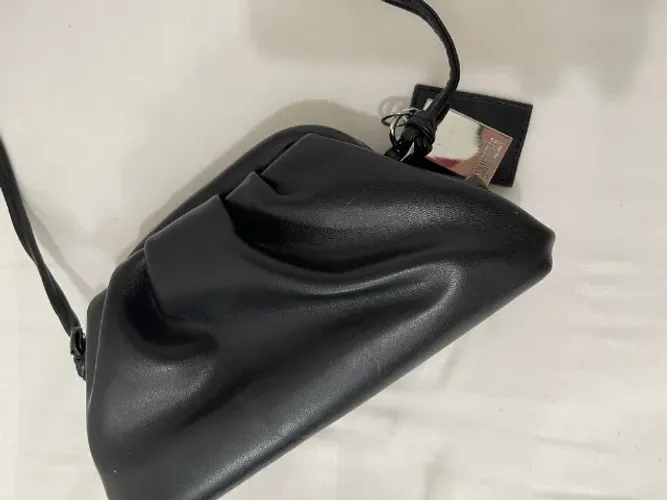 Bolsa preta transpassada com detalhes em prata - Santa Lolla