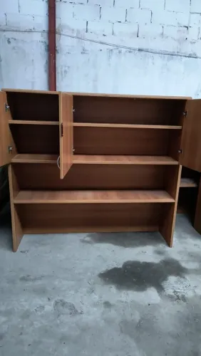 Estante de Madeira com Portas - Organização e Design