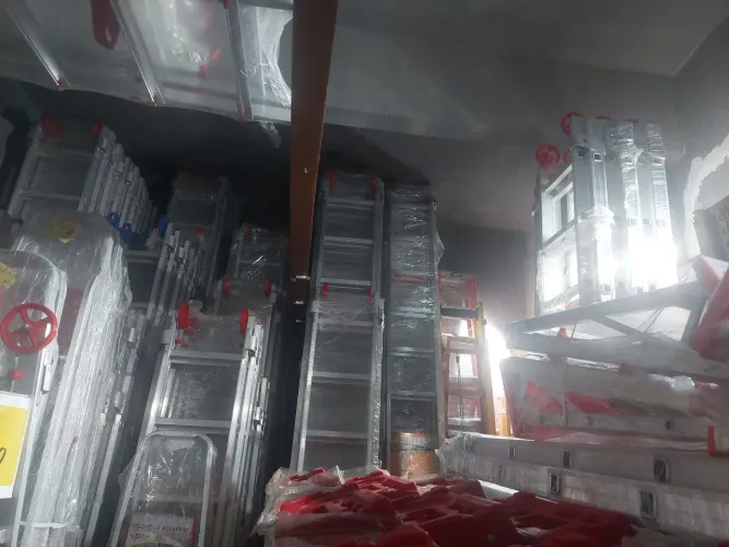 Escadas Profissionais de Aluminio e Fibra