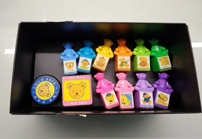 Kit 10 Carimbos de ursinhos para Crianças e duas almofadas com tinta azul e vermelha