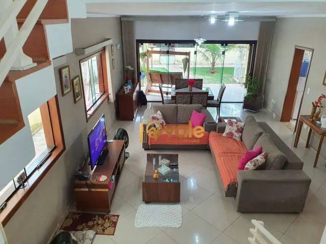Oportunidade! Sobrado bem construído e espaçoso - Condomínio Residencial Real Ville - Pind