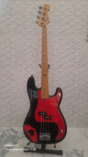 *Baixo 4 Cordas Squier By Fender Signature Pete Wentz.