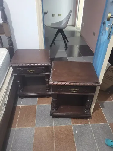 Cama antinga e criados mudo