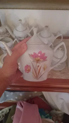 Conjunto de bule leiteira e açucareiro em porcelana muito antiga florida lindos