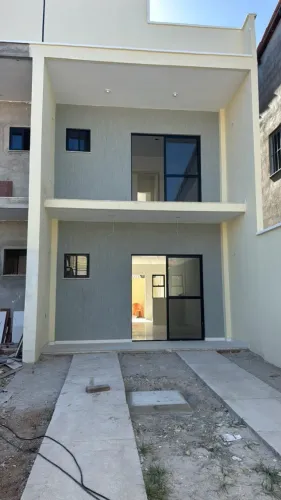 Casa duplex com três dormitórios sendo dois suítes - Parque Santa Maria - 106m²