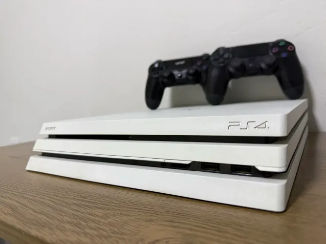 PS4 Pro branco 1Tb 4k e 2 controles - Edição Glacial White