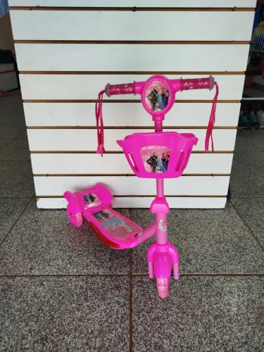 PATINETE MUSICAL FROZEN COM AS PILHAS INCUSAS 