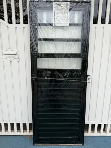 PORTA BASCULANTE PRETA