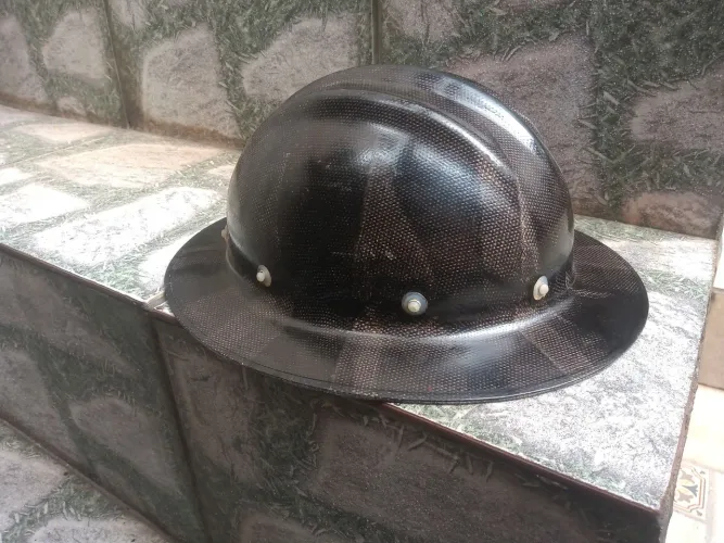 Capacete operário antigo