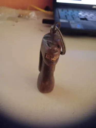 Chaveiro de madeira esculpida