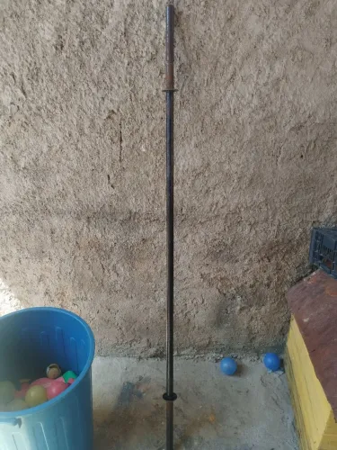 Barras para musculação sendo uma maciça 