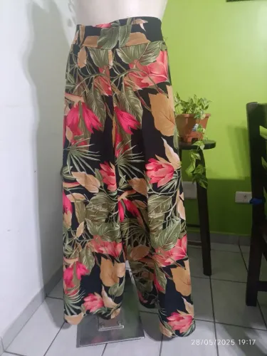 Calça estampada floral - pantalona envelope.