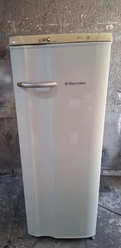 Vendo geladeira Electrolux 260 litros 