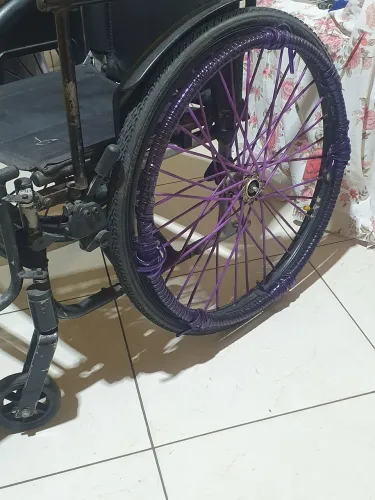 Vendo cadeira de rodas dobrável muito boa saque de rodas rápido usada a só precisa pinta