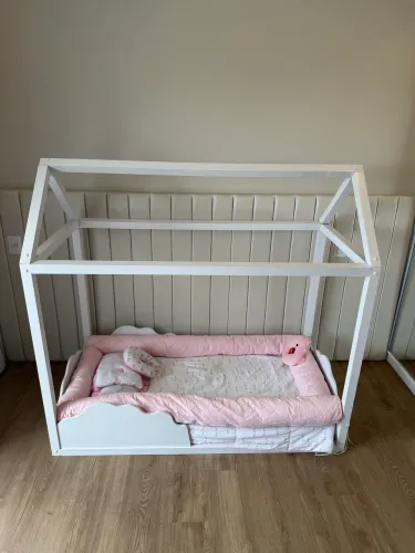 Cama montessoriana infantil bebê com colchão