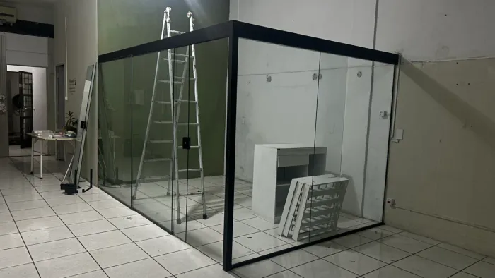 Vendo vidro para divisoria de loja 
