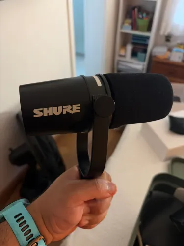 SHURE MV7+ NOVO + TRIPÉ