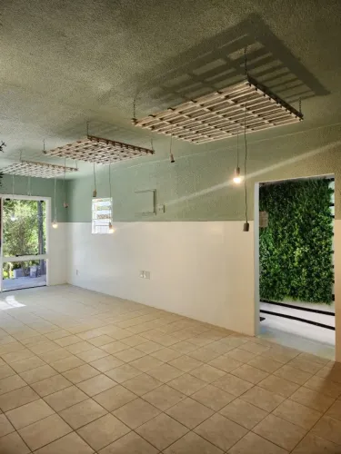 Alugo sala comercial em rua tranquila no bairro Gloria em Joinville