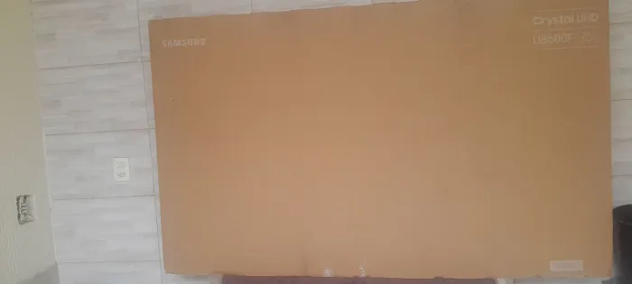 Vende-se caixa de papelão p/ tv de 75" polegadas com proteção de isopor em perfeito estado