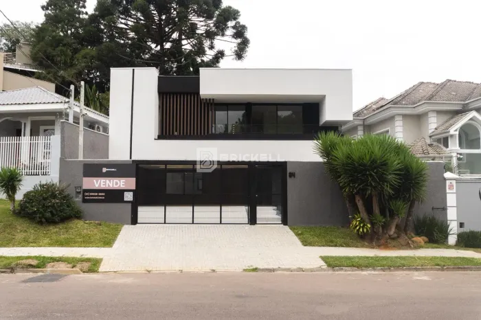 Casa de 371m² à Venda em Mercês, Curitiba  4 Suítes, 5 Banheiros