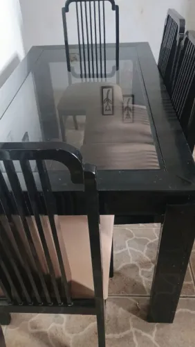 Mesa grande com 4 cadeiras com tampo de vidro