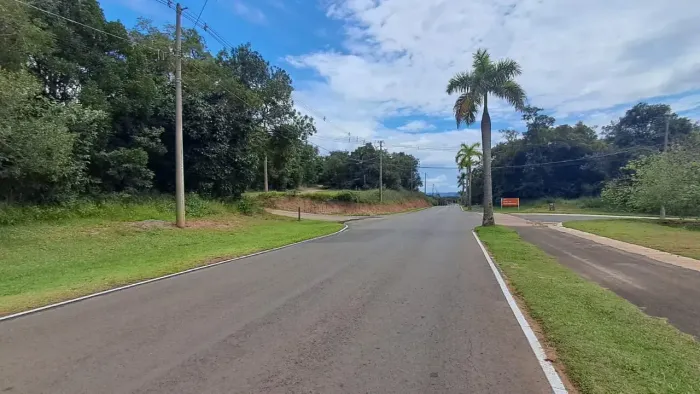Terreno à VENDA Ninho Verde 2 - Pardinho SP Frente a Eco pista, esquina e asfalto.