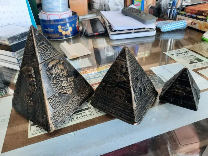 Conjunto 3 pirâmides para decoração **leia a descrição**