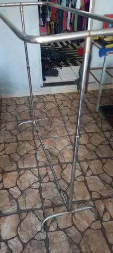 ARARA DE ROUPAS