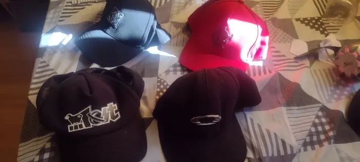 4 bonés top por 50 reais