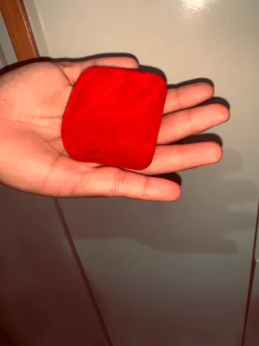 Vendo um par de alianças. Tamanho 22/21 As alianças inclui solitária e caixa de veludo.