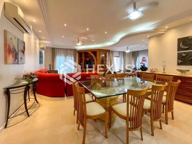 Apartamento reformado com varanda a 3 quadras da praia nas Pitangueiras, Guarujá