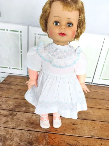 Boneca antiga beijoca 