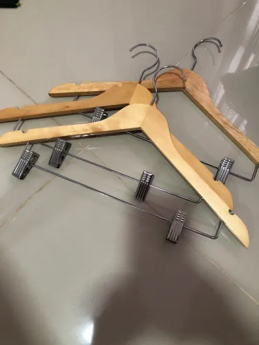 Cabide de madeira com presilhas