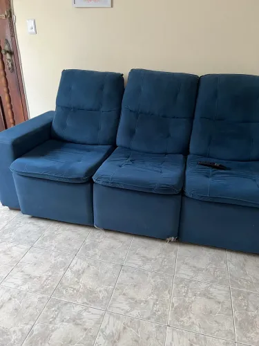 Sofá azul  retrátil 3 lugares com marca de uso 