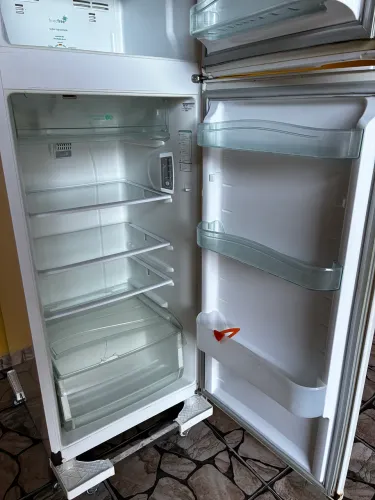 Geladeira consul 127v funcionando perfeitamente acompanha suporte de pé