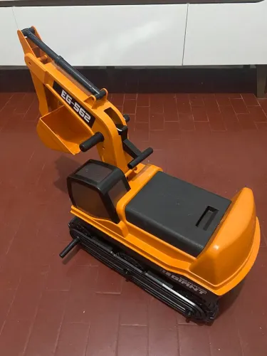 Trator Escavadeira Giant Escavator Roma