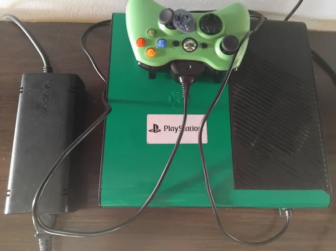Xbox 360 desbloqueado com adesivo da Playstation