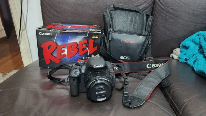 CANON REBEL T5i + lente 50mm