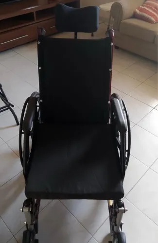 Cadeira de Rodas com Encosto para Pés e Cabeça - Ótimo Estado