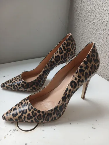 SCARPIN SALTO ALTO LUIZA BARCELOS EM COURO ONÇA ANIMAL PRINT N° 39